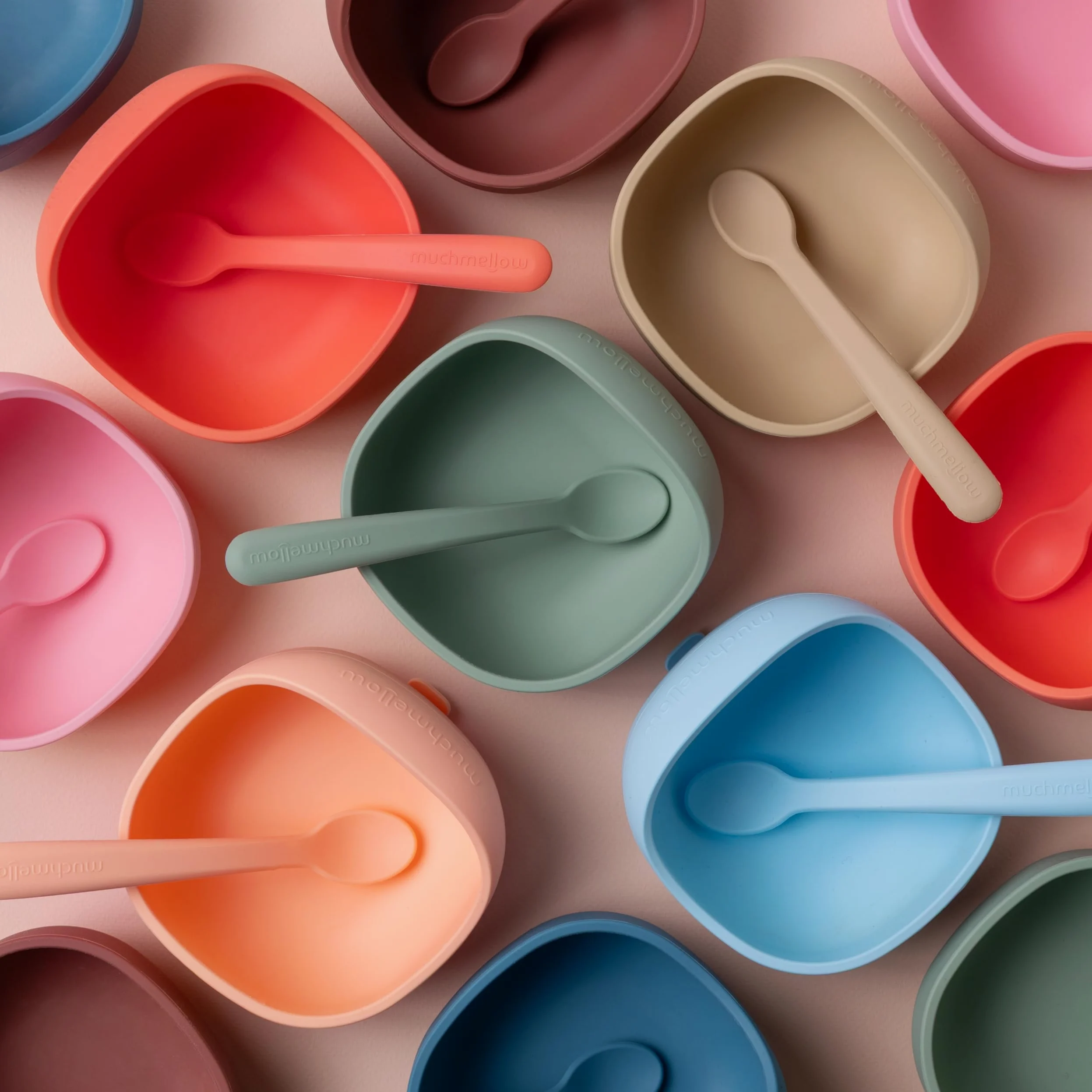 Muchmellow - Set Pappa Silicone MADE IN ITALY 3 pezzi, Ciotola con Ventosa Anticaduta, Cucchiaio, Bavaglino Regolabile, Svezzamento, Plastic Free, BPA Free, Lavabile Lavastoviglie (Verde)
