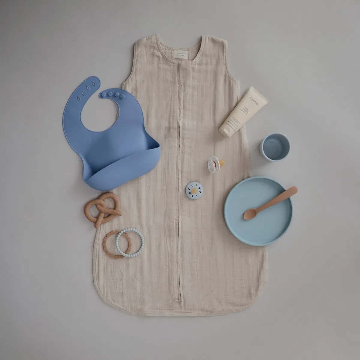 mushie Piatto per bambini con ventosa antiscivolo | Senza BPA | Lavabile in lavastoviglie | Sicuri e di Alta Qualità | Per bambini, Ragazzi e Ragazze | Versione Classica | Powder Blue