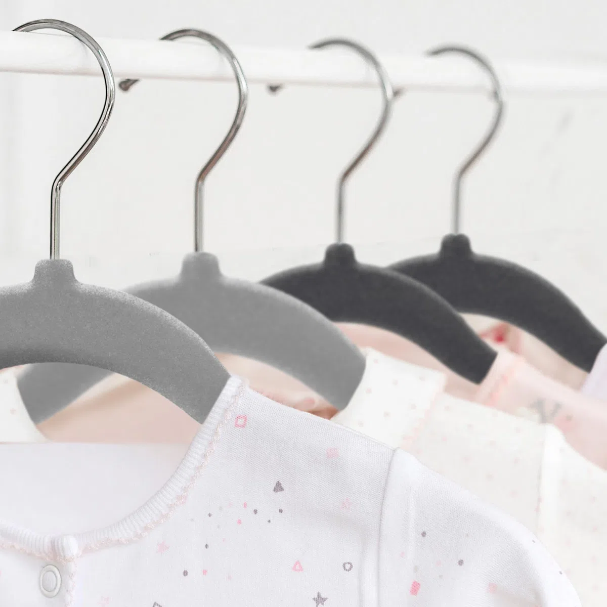 KEPLIN set di 20 Grucce in velluto per bambini con 7 divisori - Grucce per neonati e bambini fino a 24 mesi, antiscivolo e salvaspazio (Grigio)