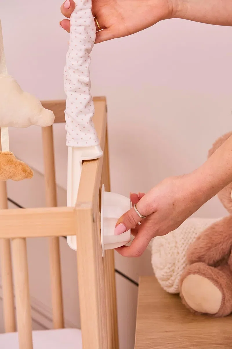 Nuby Biscuit l’Orso – Giostrina Musicale per Bebè – Braccio regolabile adatto a tutti i lettini – Suoni rilassanti