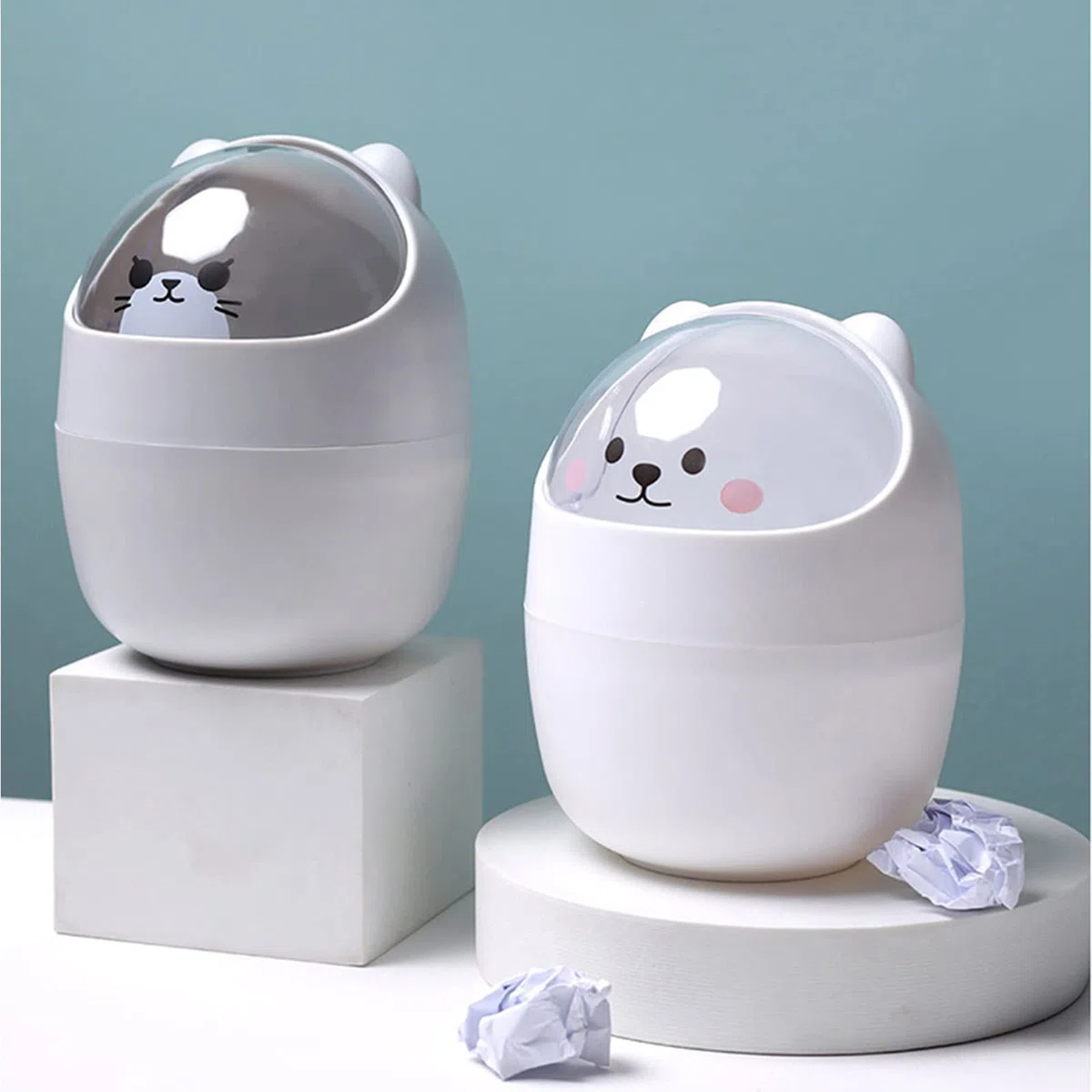 Suuwwn Mini Pattumiera da Tavolo Con Coperchio Basculante, 2pcs Cestino da Scrivania a Forma di Grazioso Procione Gatto Plastica Bagno Cosmetici Ufficio Desktop Cestino Spazzatura (A)