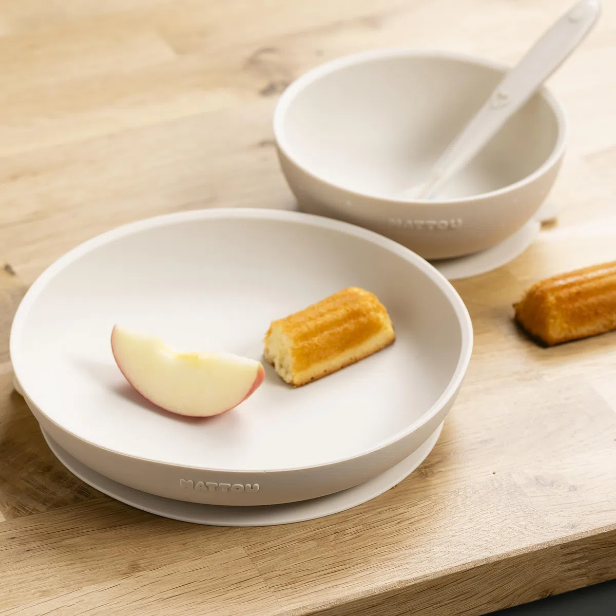 Nattou Set da Tavola in Silicone per Bambini, 3 Pezzi, 1 Cucchiaio, 1 Piatto, 1 Ciotola, Antiscivolo, Privo di BPA, Silicone, Argilla
