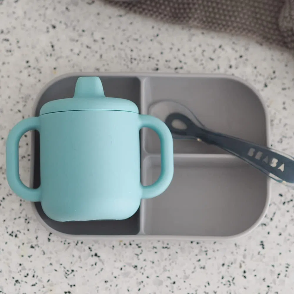 Béaba, Set Pasti per Bambini in Silicone, 3 Pezzi, Piatto Diviso + Tazza + Cucchiaio, Silicone Sano e Durevole, Lavabile in Lavastoviglie, Adatto a Microonde, Blu