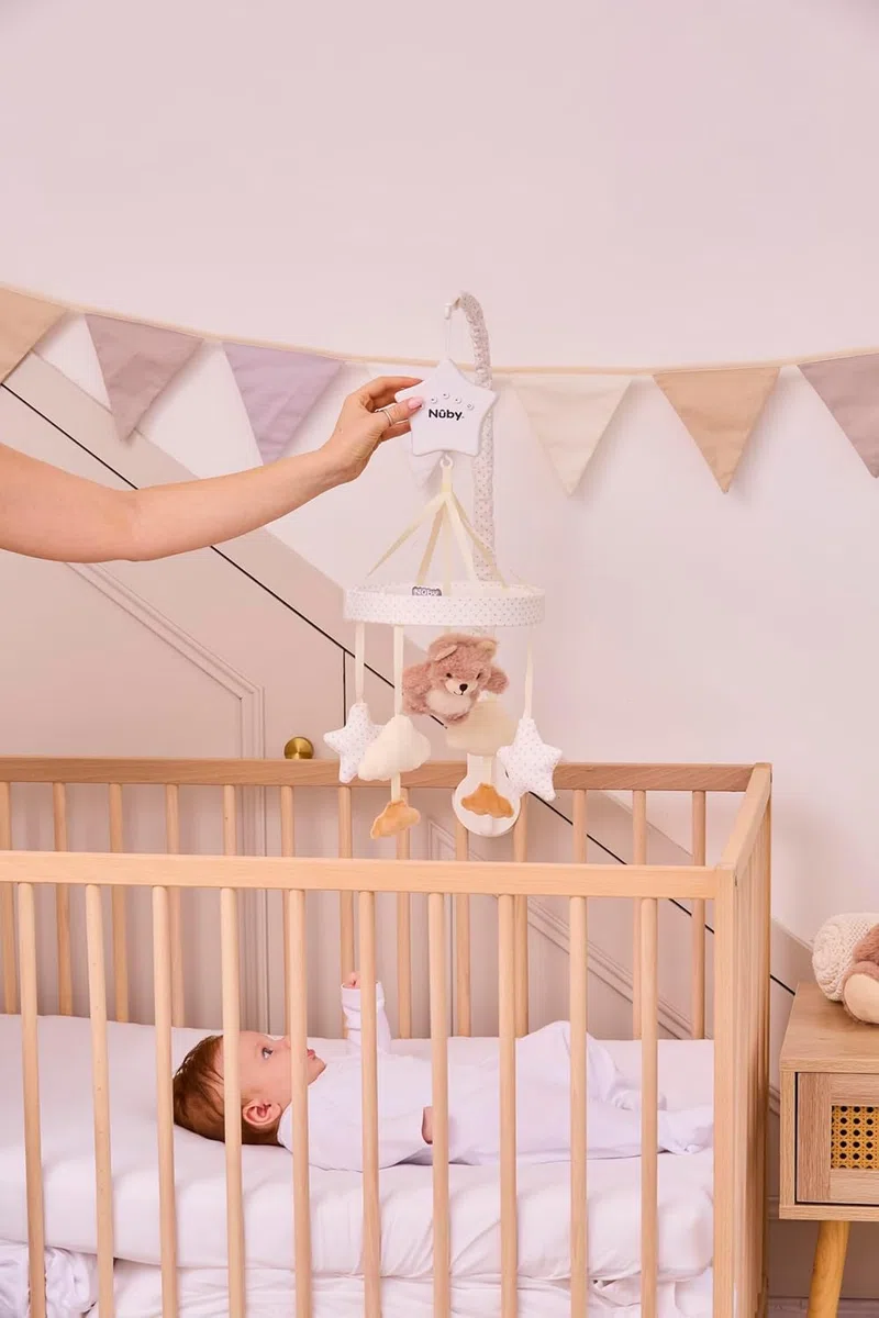 Nuby Biscuit l’Orso – Giostrina Musicale per Bebè – Braccio regolabile adatto a tutti i lettini – Suoni rilassanti