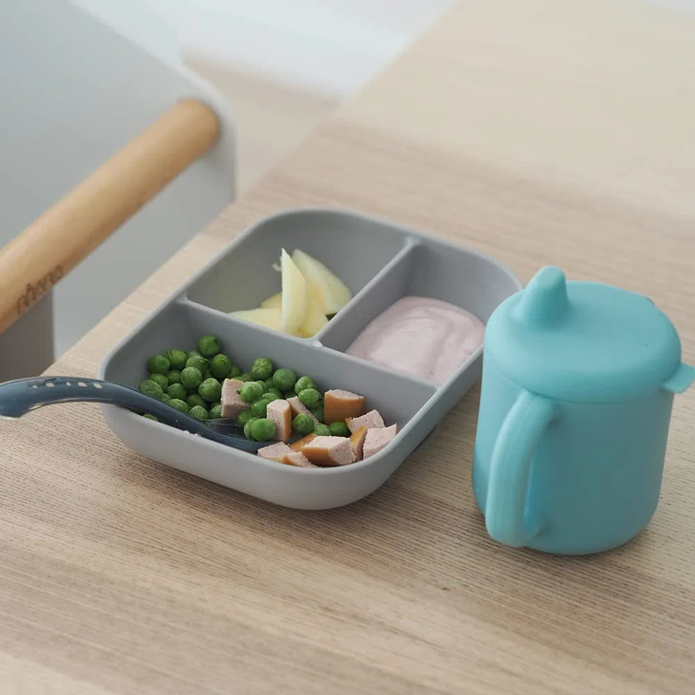 Béaba, Set Pasti per Bambini in Silicone, 3 Pezzi, Piatto Diviso + Tazza + Cucchiaio, Silicone Sano e Durevole, Lavabile in Lavastoviglie, Adatto a Microonde, Blu