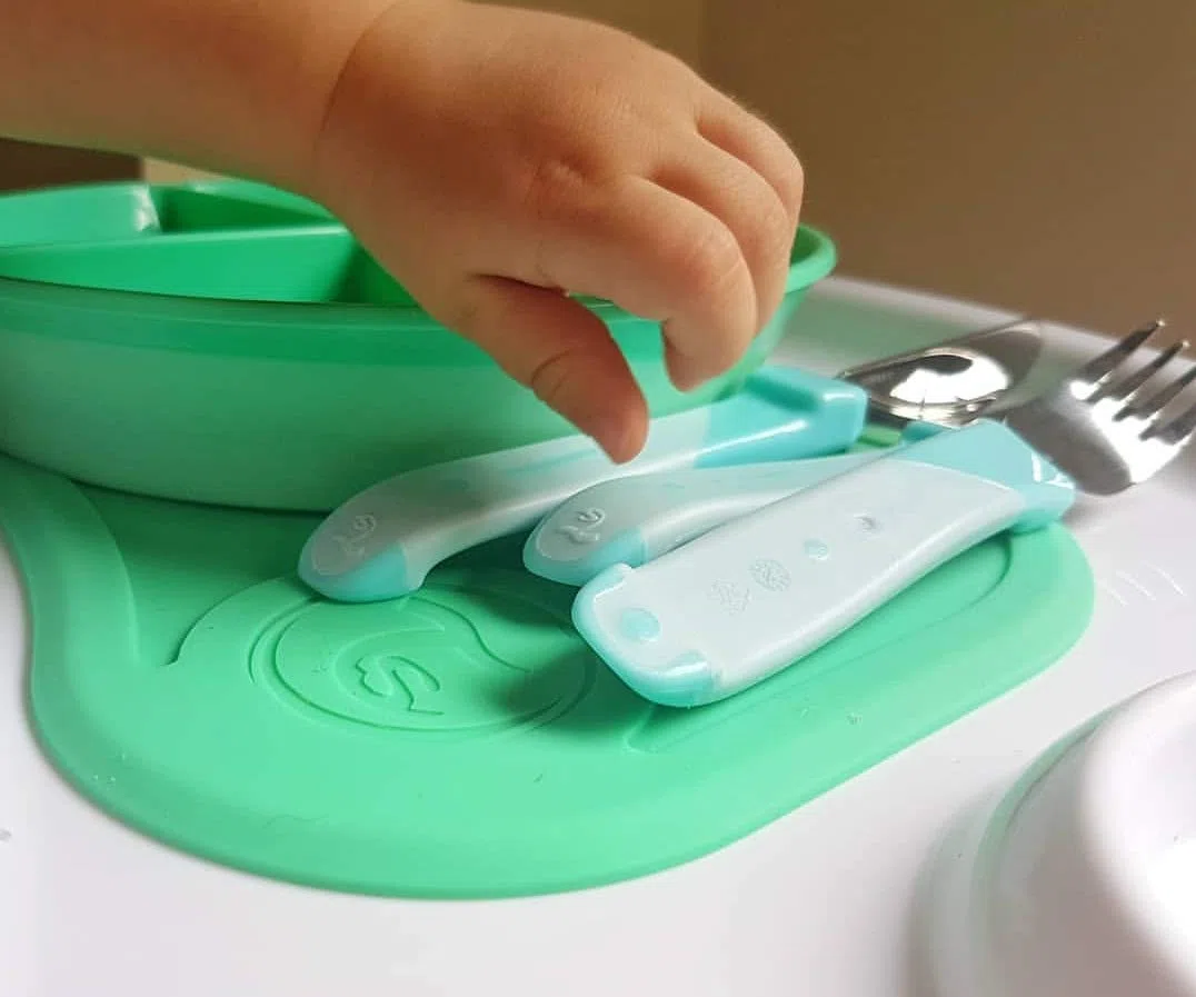 Twistshake Posate Bambini Acciaio Inox 12+ Mesi | Cucchiaio + Forchetta + Coltello | Set Svezzamento Educativo | Posate Apprendimento Neonati | Senza BPA | Bianco