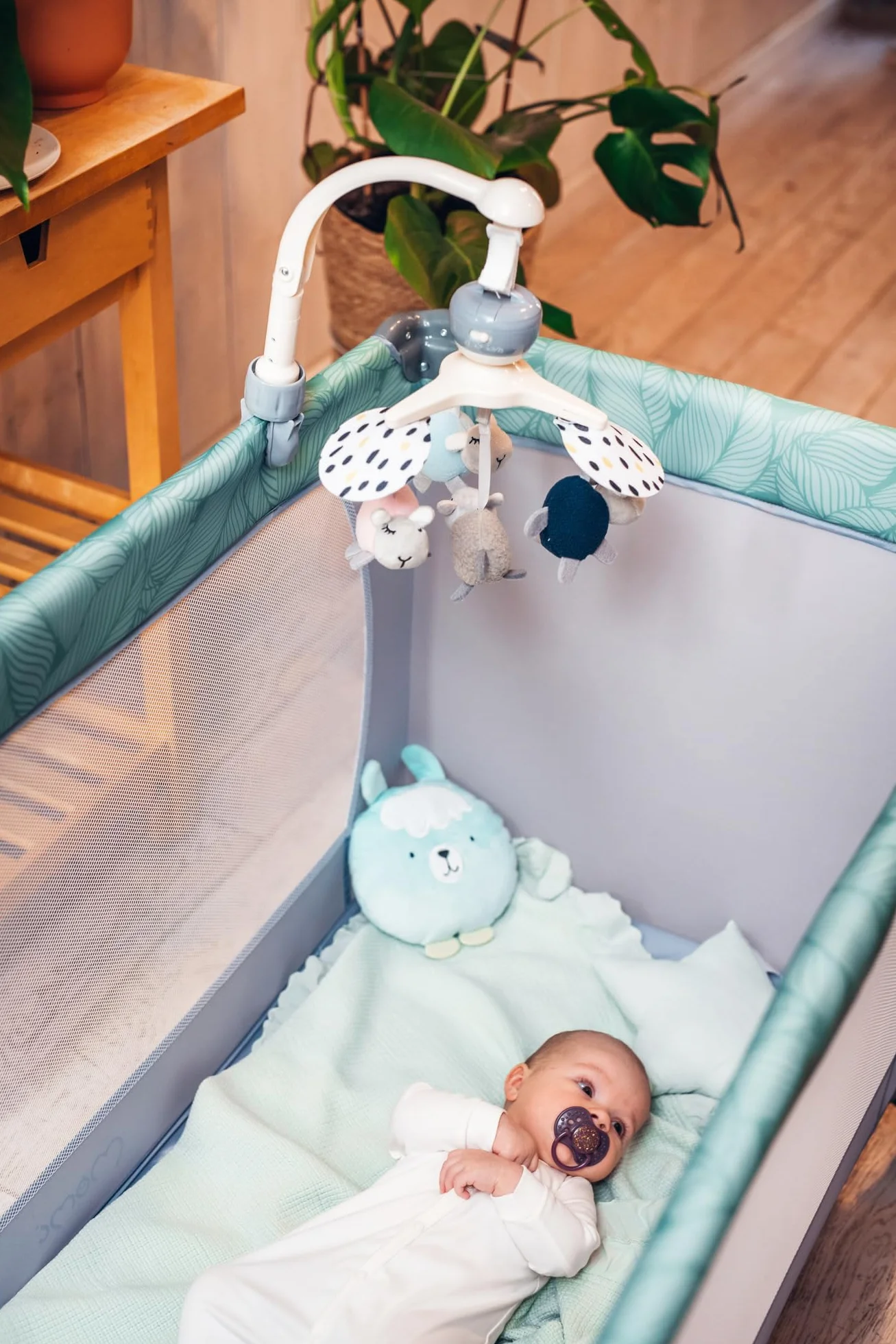 MoMi KIKI giostra mobile per bambini con 4 giochi sensoriali, montaggio rapido, 5 melodie + rumore bianco, per neonati e bambini da 0 a 5 mesi