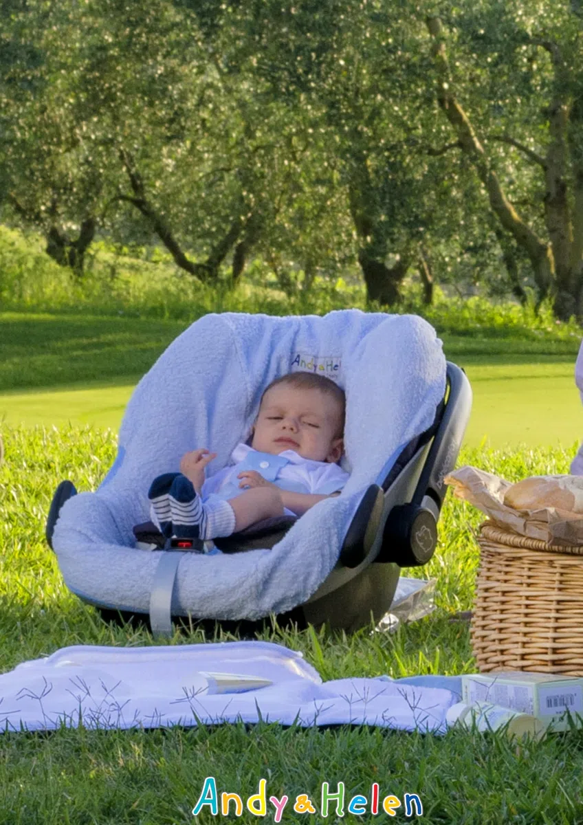 Andy & Helen Copri ovetto in spugna ricamato. Pratico e comodo da inserire grazie a gli angoli elasticizzati aderisce a tutti gli ovetti di formato standard - Grigio