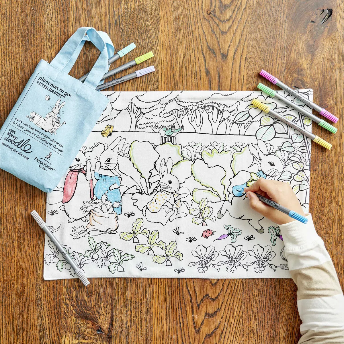 eatsleepdoodle Peter Rabbit and Friends - Tovaglietta da colorare per bambini con 10 pennarelli lavabili, 33 x 47 cm, tovaglietta da colorare Peter Rabbit, ultra lavabile e riutilizzabile