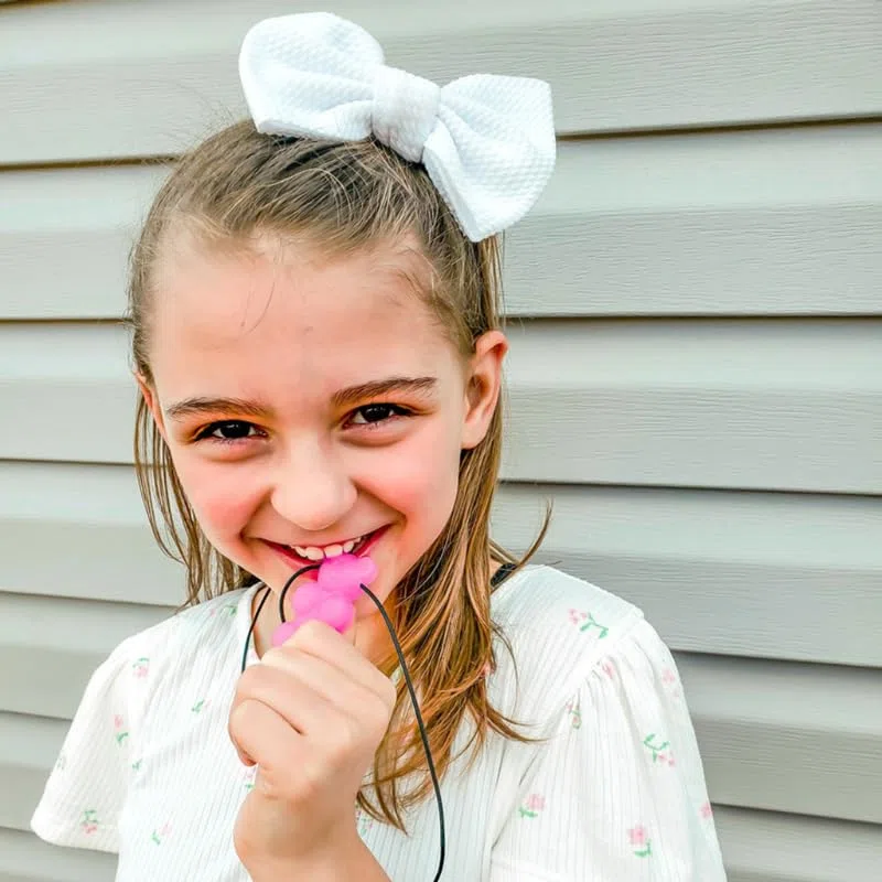 ARK - Collana da masticare a forma di orsacchiotto gommoso, senza sostanze nocive, in 3 gradi di durezza, supporto sensoriale per bambini e adulti, cordoncino regolabile (medio, rosa)
