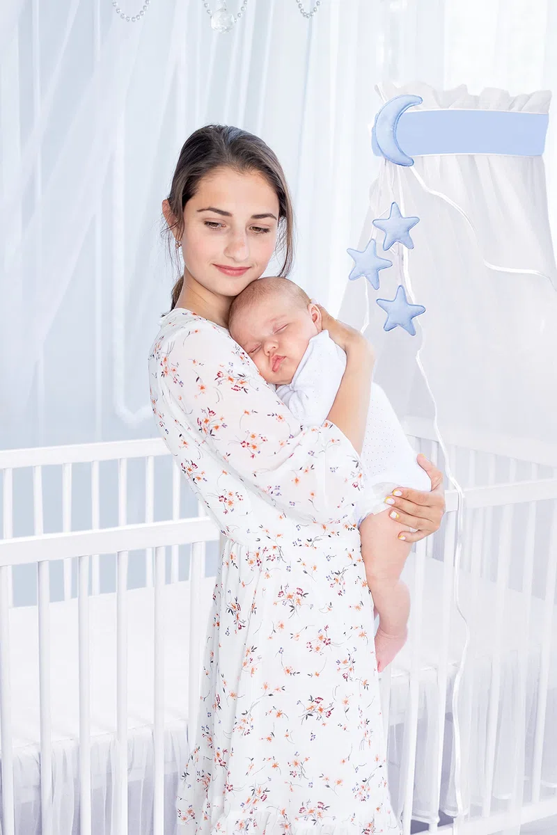 Amilian Cielo per lettino con fiocco, decorazione per la cameretta dei bambini, baldacchino, tenda da letto; cielo di luna/stelle blu chiaro (made in UE)