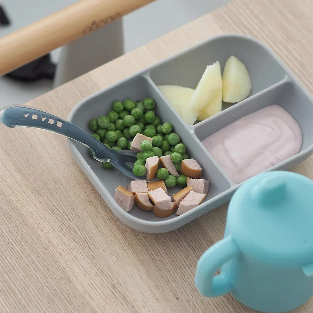 Béaba, Set Pasti per Bambini in Silicone, 3 Pezzi, Piatto Diviso + Tazza + Cucchiaio, Silicone Sano e Durevole, Lavabile in Lavastoviglie, Adatto a Microonde, Blu