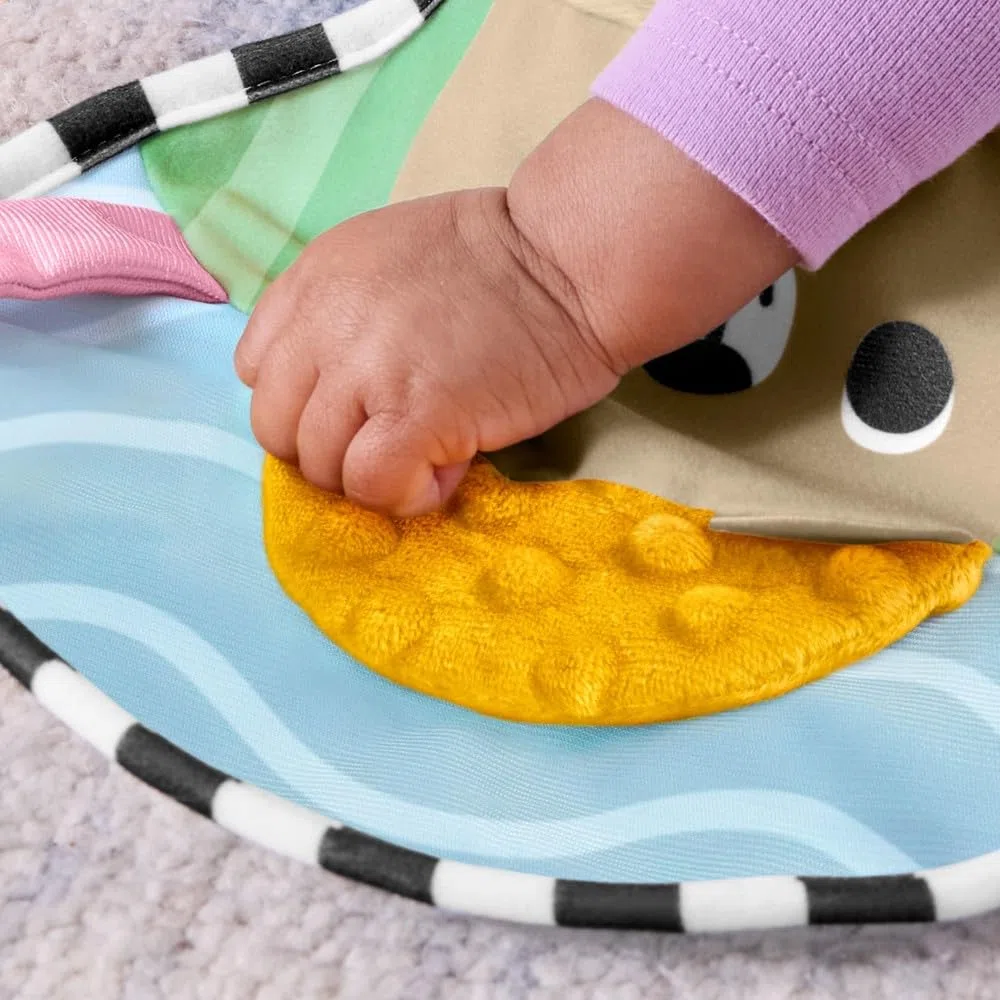 Fisher-Price - Cuscino Orsetto Dolce Relax, Supporto per Neonati a Tema Foresta con dentaruolo e sonaglino Inclusi, attività sensoriali per Il Gioco sul pancino, 0+ Mesi, JHB44