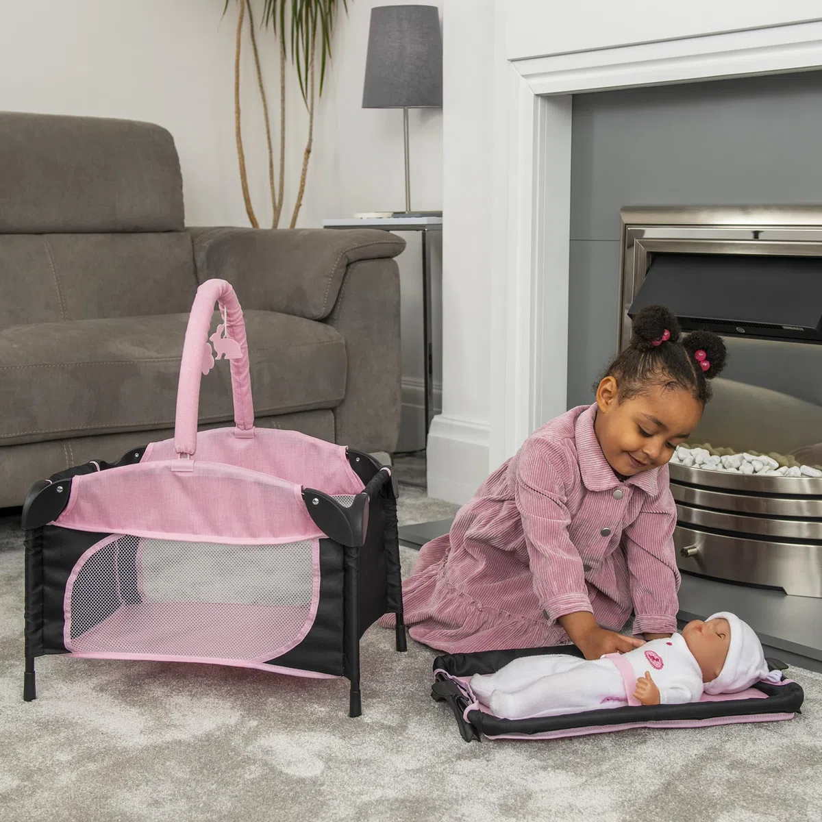 Joie Junior Sleep & Dream Lettino da Viaggio Giocattolo per Asilo in Rosa e Nero | Fasciatoio Staccabile e Barra di Gioco | Culla Leggera da Viaggio per Bambole per Bambini dai 3+ Anni.