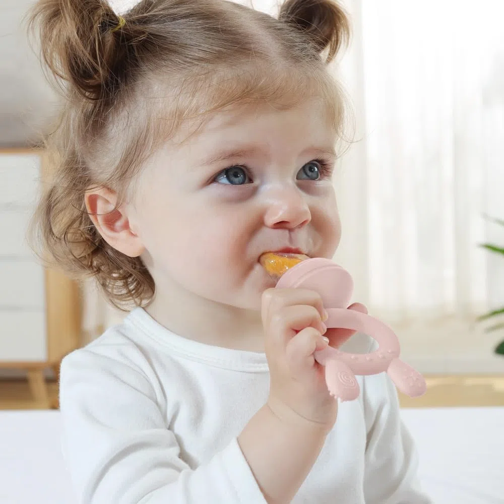 haakaa Mini Kit Freeze and Feed per Frutta e Alimenti+Vassoio Mini Freezer, Stampi per Ghiaccioli al Latte Materno per Dare Sollievo al Bambino, Alimentatore in Silicone /4+ Mesi (BLUSH)