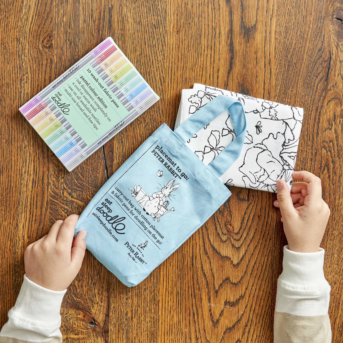 eatsleepdoodle Peter Rabbit and Friends - Tovaglietta da colorare per bambini con 10 pennarelli lavabili, 33 x 47 cm, tovaglietta da colorare Peter Rabbit, ultra lavabile e riutilizzabile