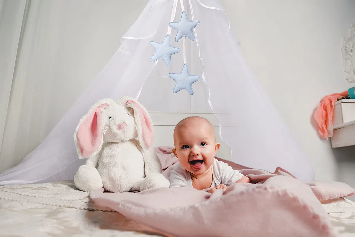 Amilian Cielo per lettino con fiocco, decorazione per la cameretta dei bambini, baldacchino, tenda da letto; cielo di luna/stelle blu chiaro (made in UE)