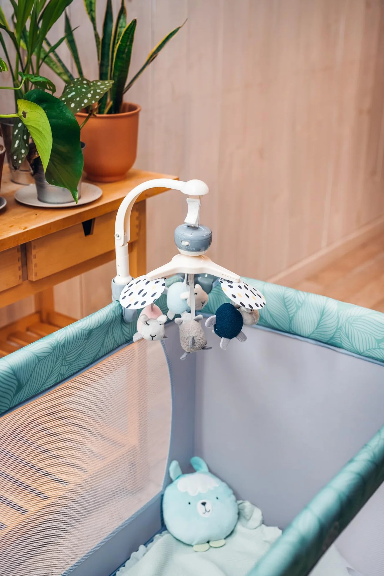 MoMi KIKI giostra mobile per bambini con 4 giochi sensoriali, montaggio rapido, 5 melodie + rumore bianco, per neonati e bambini da 0 a 5 mesi