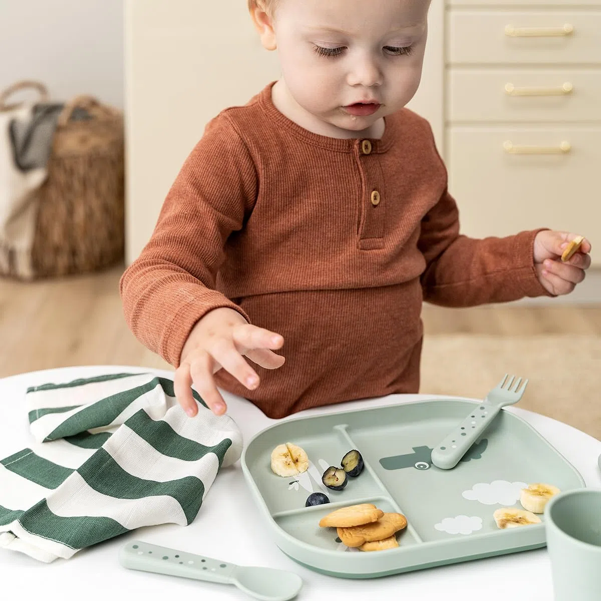 Done by Deer Foodie - Piatto per bambini con divisione, per bambini e bambini, antiscivolo, senza BPA, in 100% PP di qualità alimentare, 22 x 18 x 2 cm