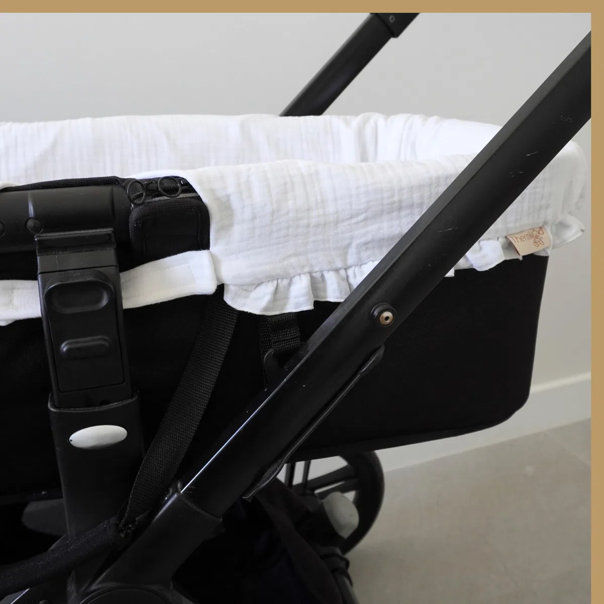 Thermikoa Copertura Universale per Navicella Carrozzina in Mussola con Volant Rivestimento Interno Neonato in Cotone Traspirante, Protezione Elegante per Passeggino, Accessorio Bianco Lavabile