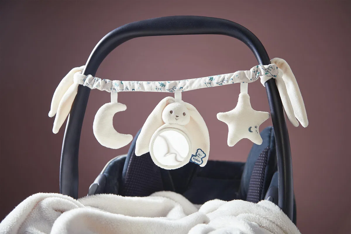 KALOO Catena Attività per Bebè Ideale per Passeggino, lettino, culla Lunghezza 40 cm Arco Attività Lapinoo per Bebè con Sonaglio Colore Crema Dalla Nascita K218023