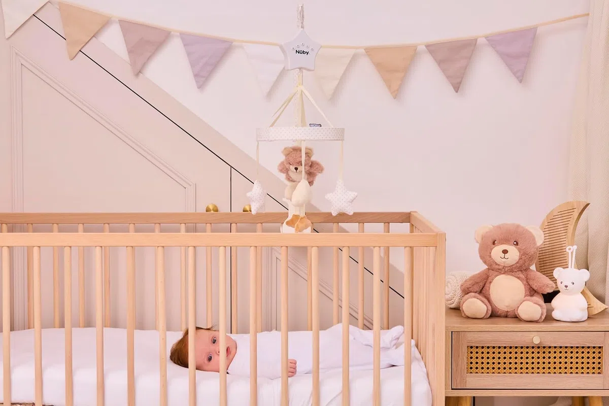 Nuby Biscuit l’Orso – Giostrina Musicale per Bebè – Braccio regolabile adatto a tutti i lettini – Suoni rilassanti