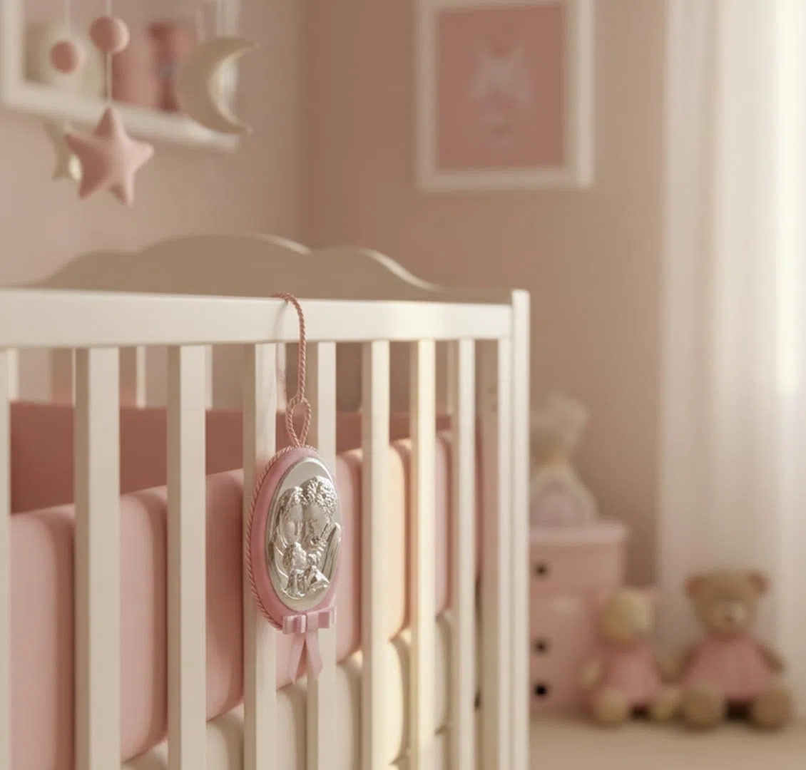 Medaglione Musicale Capoculla Sopraculla Ovale con Sacra Famiglia in Argento, Personalizzabile con Incisione del Nome, Idea Regalo per Nascita o Battesimo da Appendere alla Culla del Neonato Rosa