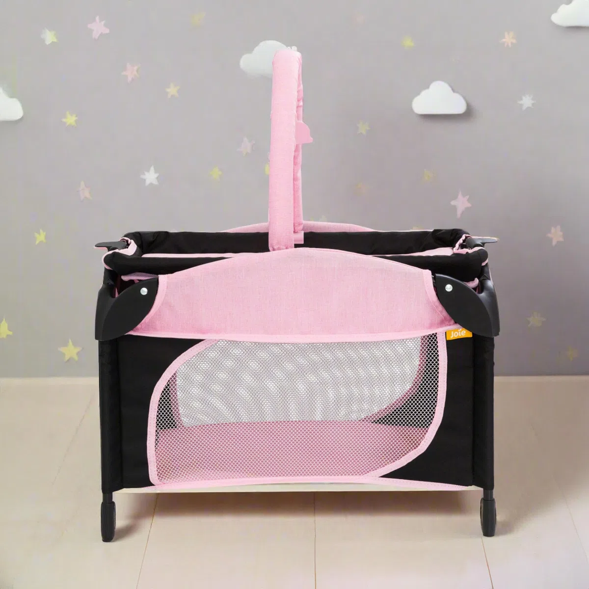 Joie Junior Sleep & Dream Lettino da Viaggio Giocattolo per Asilo in Rosa e Nero | Fasciatoio Staccabile e Barra di Gioco | Culla Leggera da Viaggio per Bambole per Bambini dai 3+ Anni.