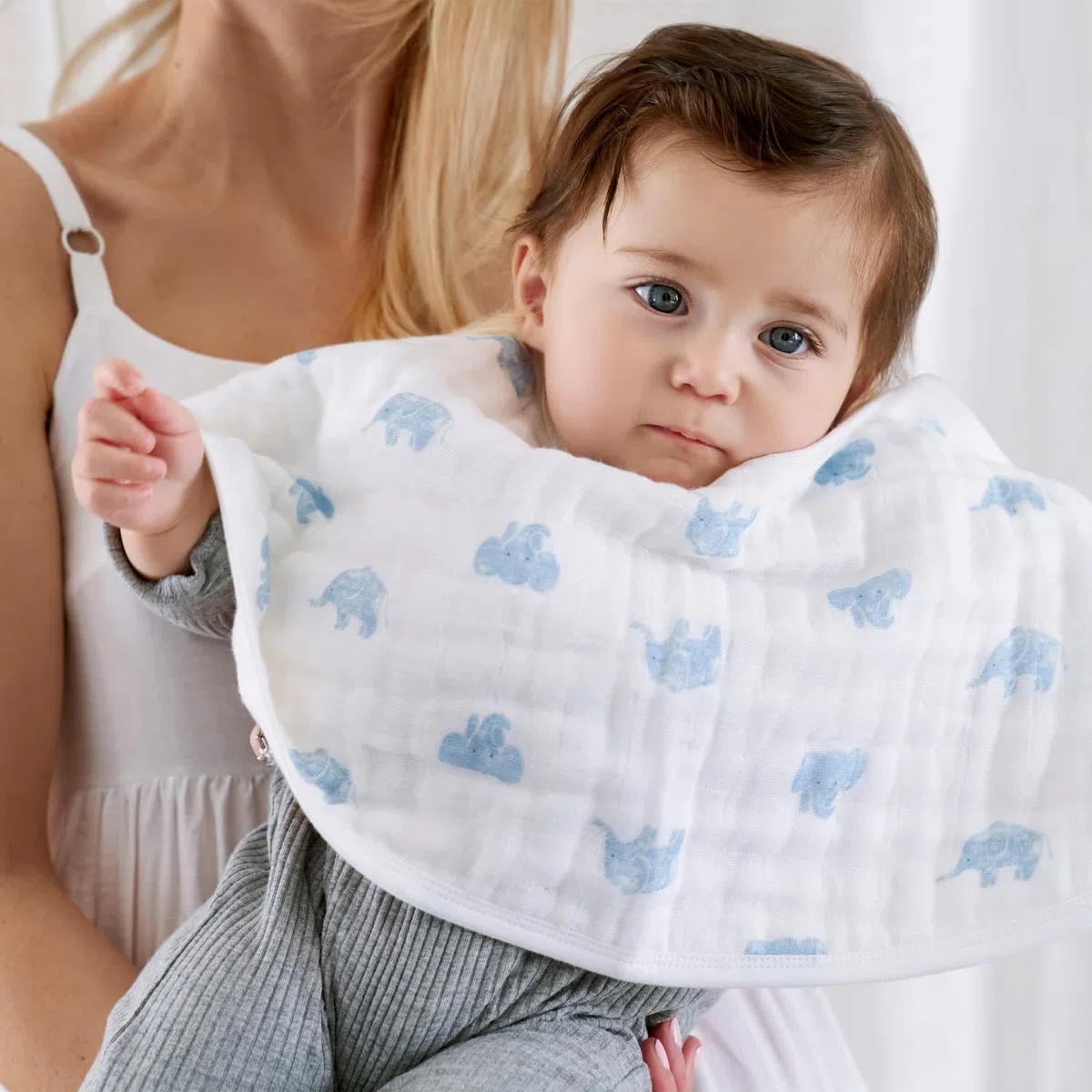 aden + anais Burpy - Bavaglino per bambini, per attività all'aperto, confezione da 2, 100% mussola di cotone, panno per ruttino a 4 strati, per l'alimentazione e il dribbling, super morbido e