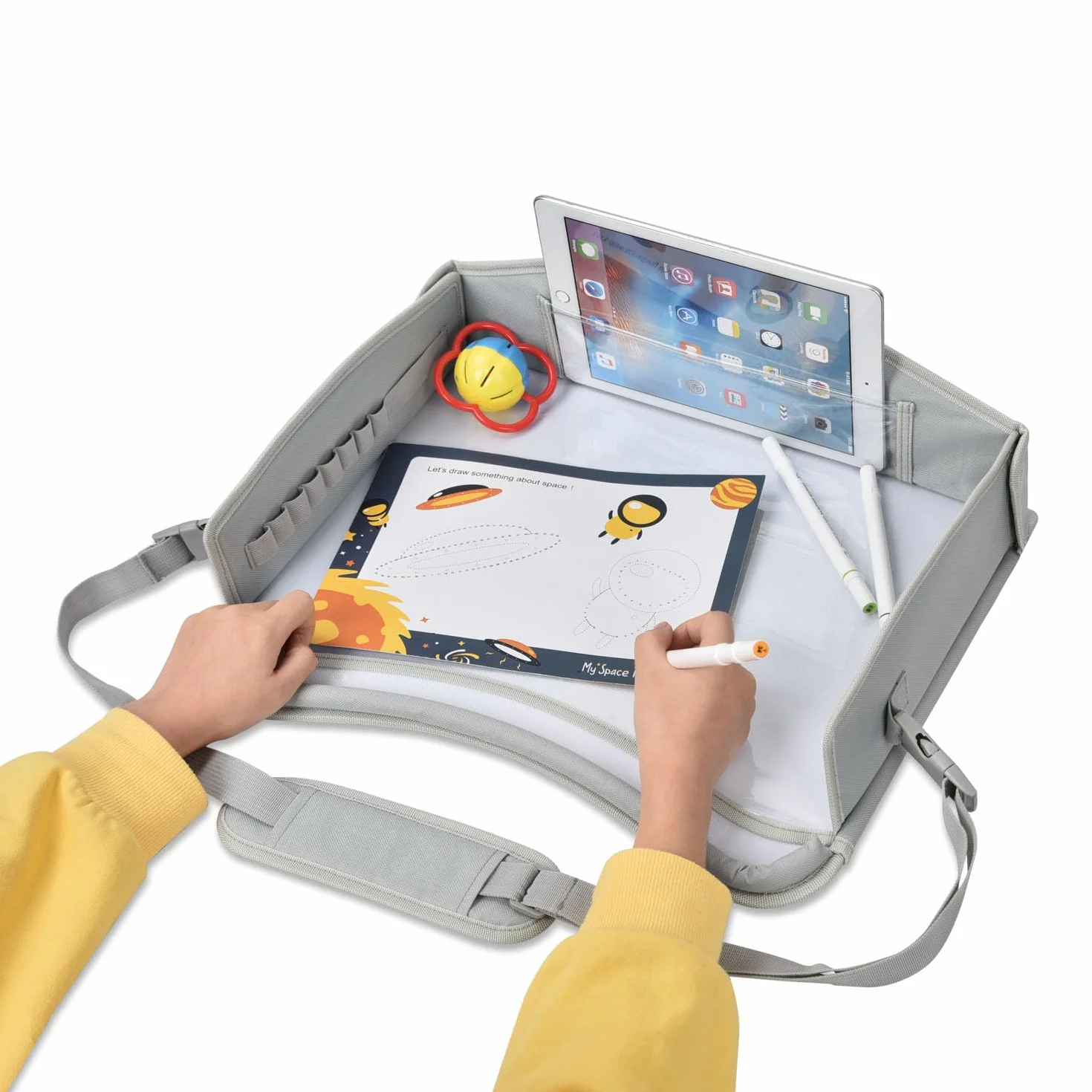 Tavolino viaggio bambini, vassoio ginocchia auto – tavolo gioco/sedile posteriore, aereo, treno, pranzo – superficie lavabile, supporto tablet, porta penne, tasche, verde – di KD Essentials