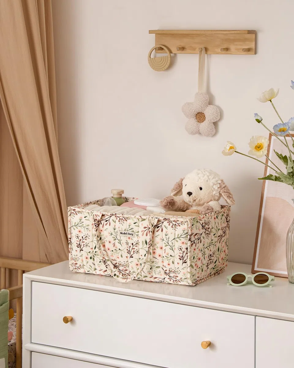 Blissful Diary Organizer per pannolini, Organizer Fasciatoio, Cesto Prodotti Neonato, Cestino di Archiviazione Elegante per Necessità Neonatali e Stazione per Luiers, Margherita Pastorale