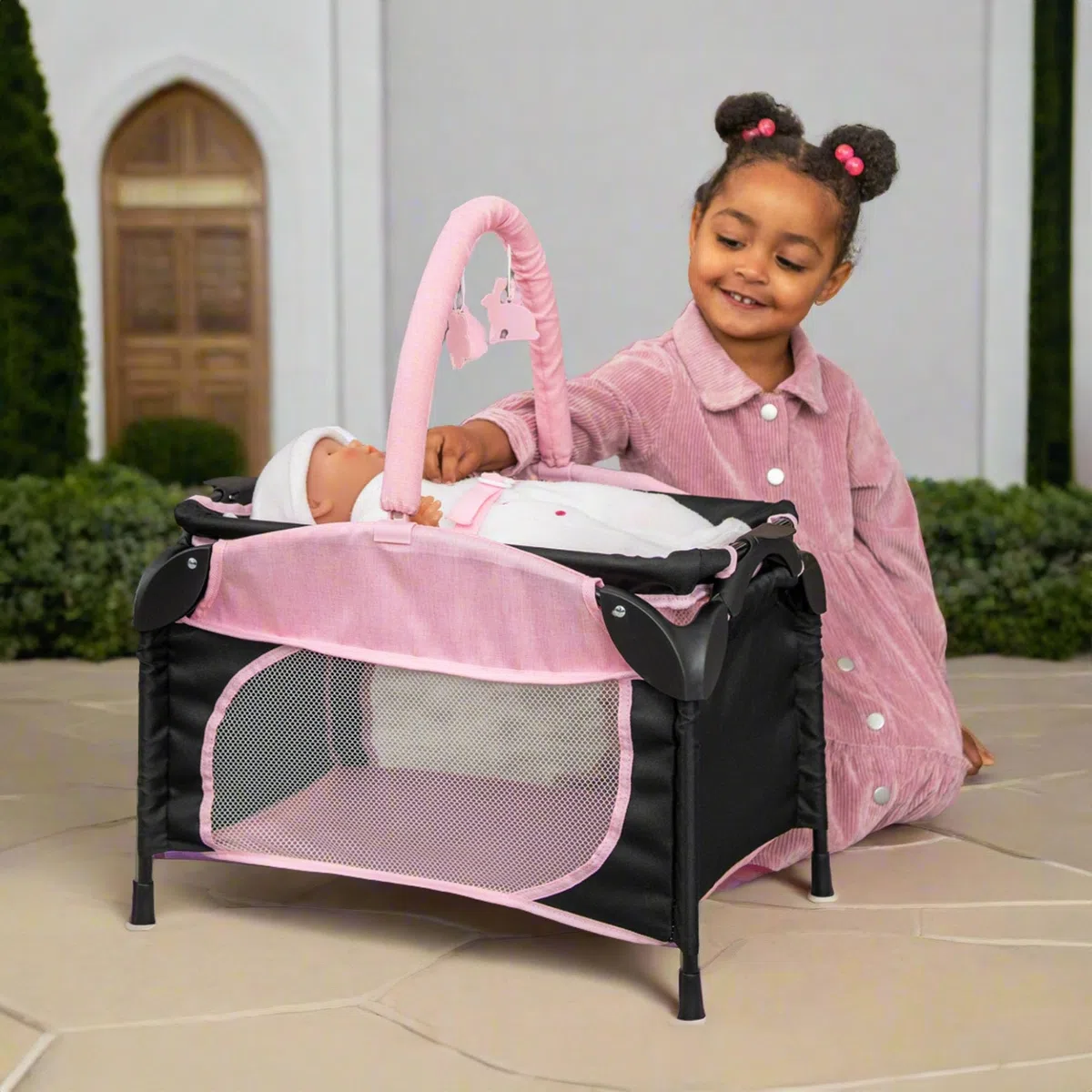 Joie Junior Sleep & Dream Lettino da Viaggio Giocattolo per Asilo in Rosa e Nero | Fasciatoio Staccabile e Barra di Gioco | Culla Leggera da Viaggio per Bambole per Bambini dai 3+ Anni.