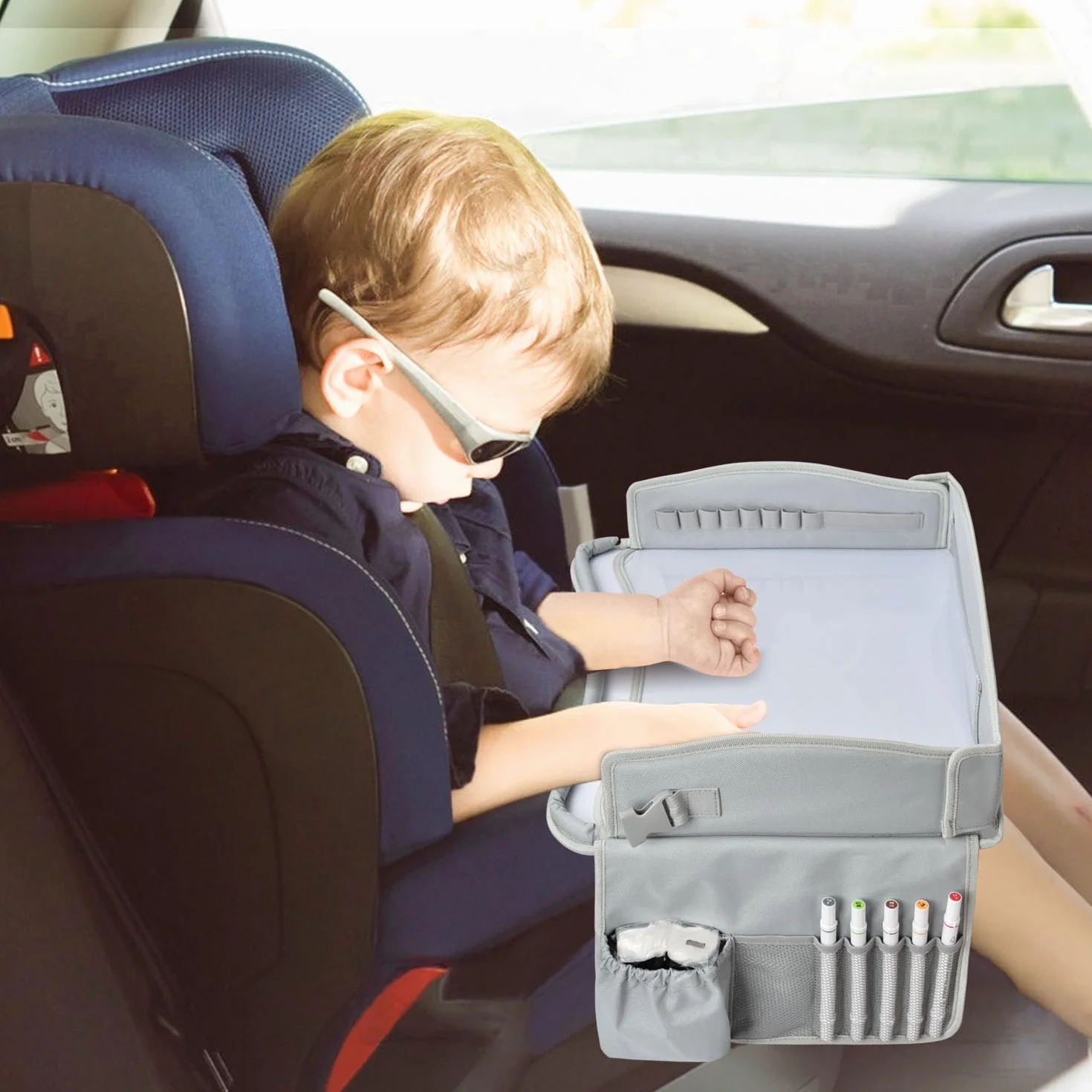 Tavolino viaggio bambini, vassoio ginocchia auto – tavolo gioco/sedile posteriore, aereo, treno, pranzo – superficie lavabile, supporto tablet, porta penne, tasche, verde – di KD Essentials