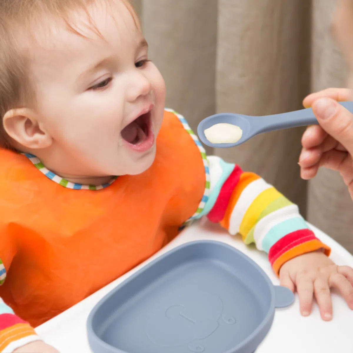 Piatto con Ventosa per Bambini in Silicone,4 Pezzi Piastra Ciotola per Neonati con Cucchiaio e Forchetta,Set Pappa Svezzamento Bambini,100% senza BPA,lavastoviglie e cassaforte a microonde,Blu