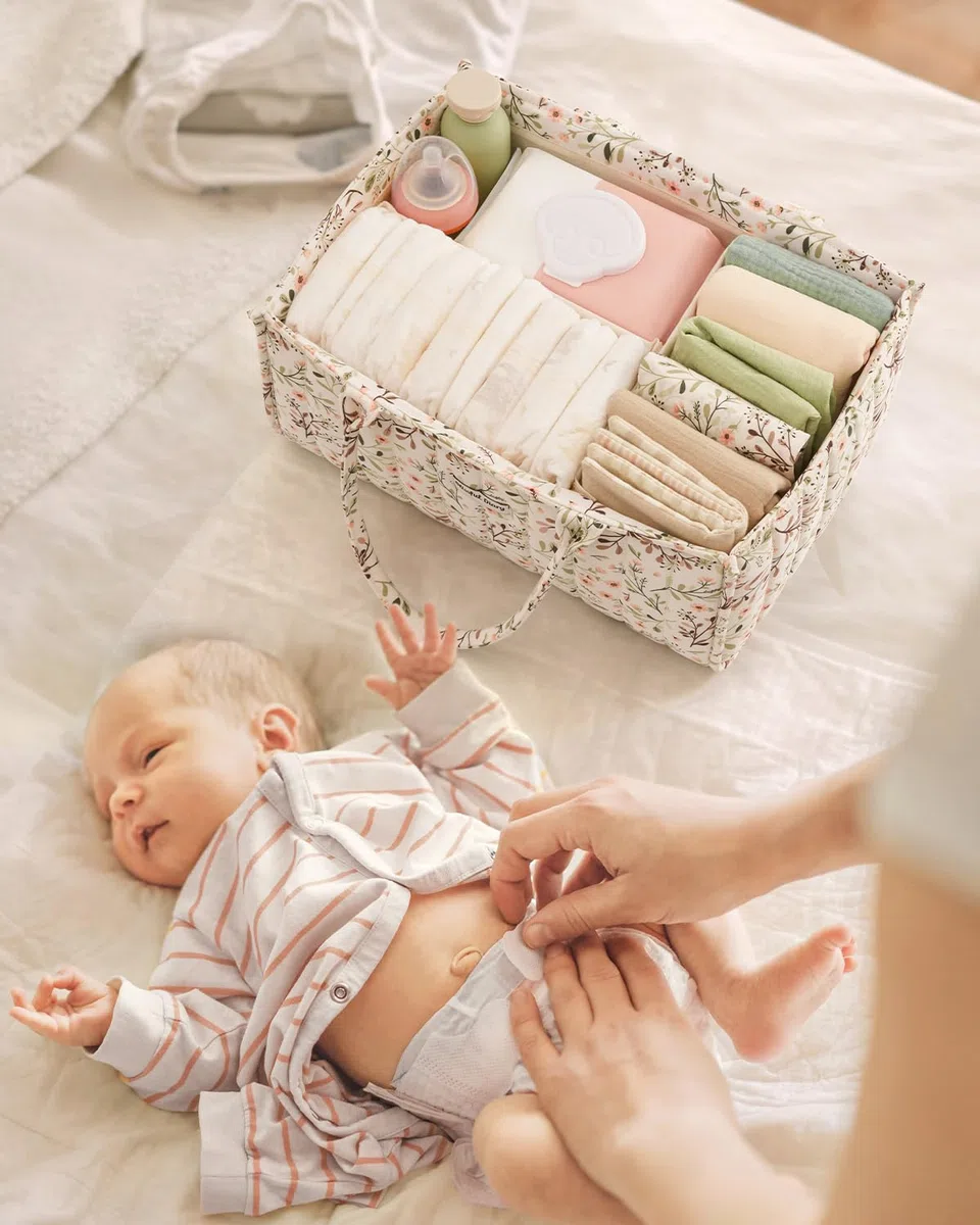 Blissful Diary Organizer per pannolini, Organizer Fasciatoio, Cesto Prodotti Neonato, Cestino di Archiviazione Elegante per Necessità Neonatali e Stazione per Luiers, Margherita Pastorale