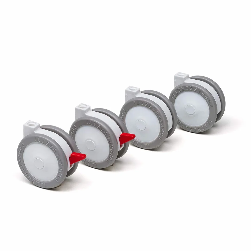 Foppapedretti 4 Ruote Nylon Gommate, Ricambio per Lettini e Bagnetti, Piroettanti e Antigraffio, 2 Ruote con Freno, Sostituzione Semplice, Rendono Agevolo lo Spostamento, Bianco