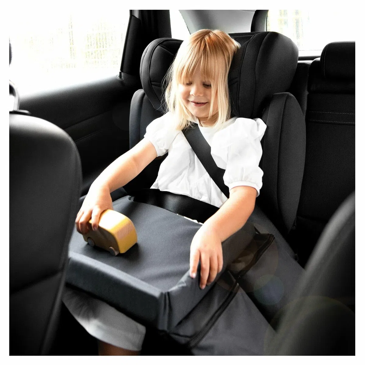 hauck Play on Me, Grigio - Vassoio da Viaggio per Bambini per Seggiolino Auto Gruppo 1, Tavolino Gioco Organizer con Tasche Portaoggetti, con Cintura Regolabile