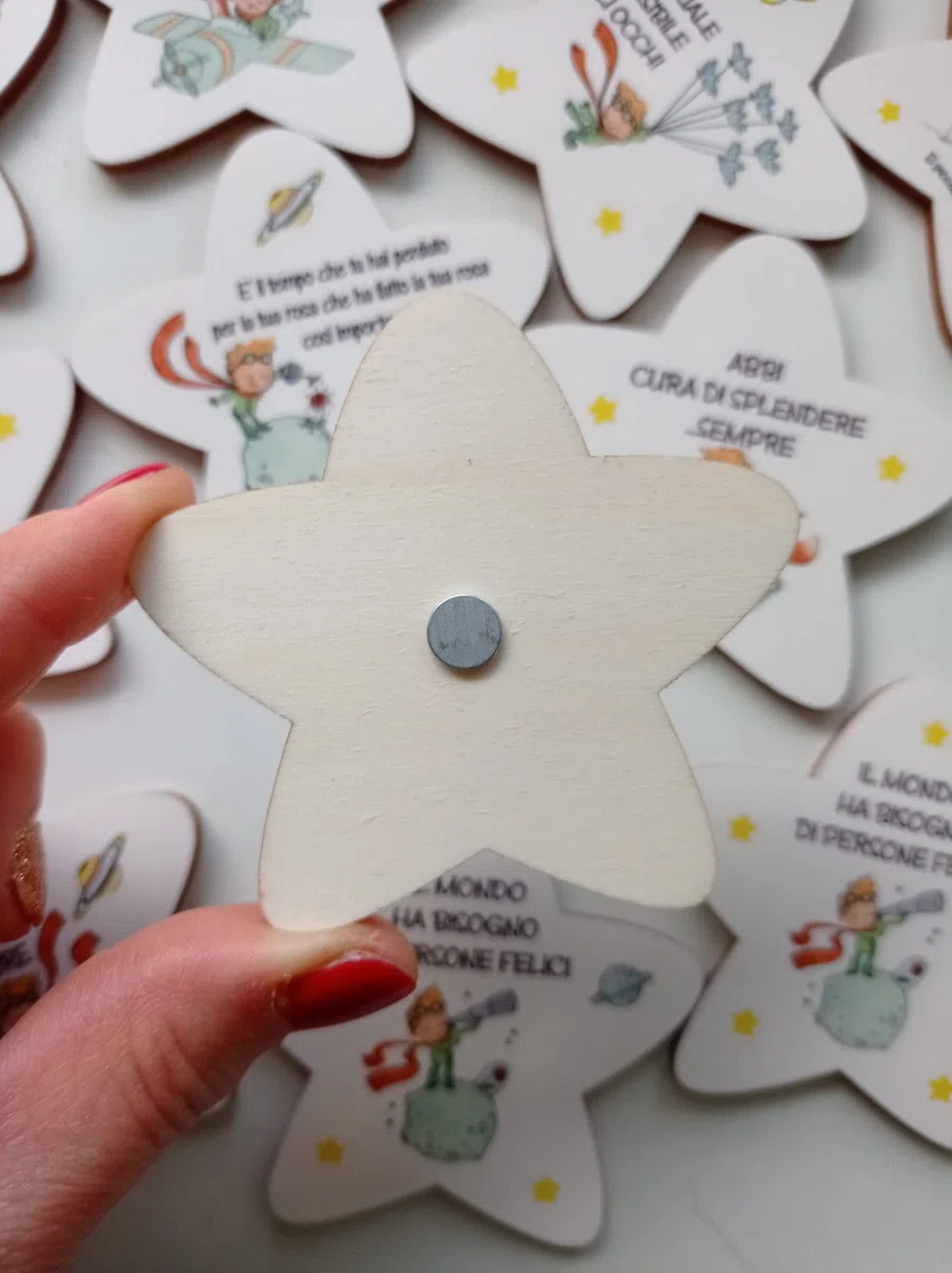 Magneti legno stellina con frasi motivazionali e disegni ispirati al Piccolo Principe – ideali per Bomboniere, sacchettini o segnaposto nascita, battesimo, comunione e cresima-KIT 8 PEZZI