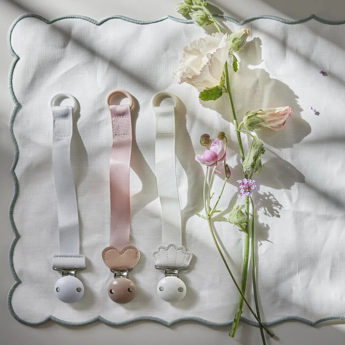 Elodie Details Catena portaciuccio e clip in legno Duo, anello universale in silicone, adatto a tutti i ciucci, design scandinavo - Vanilla White Binky Bloom/Vanlilla White Wood Clip