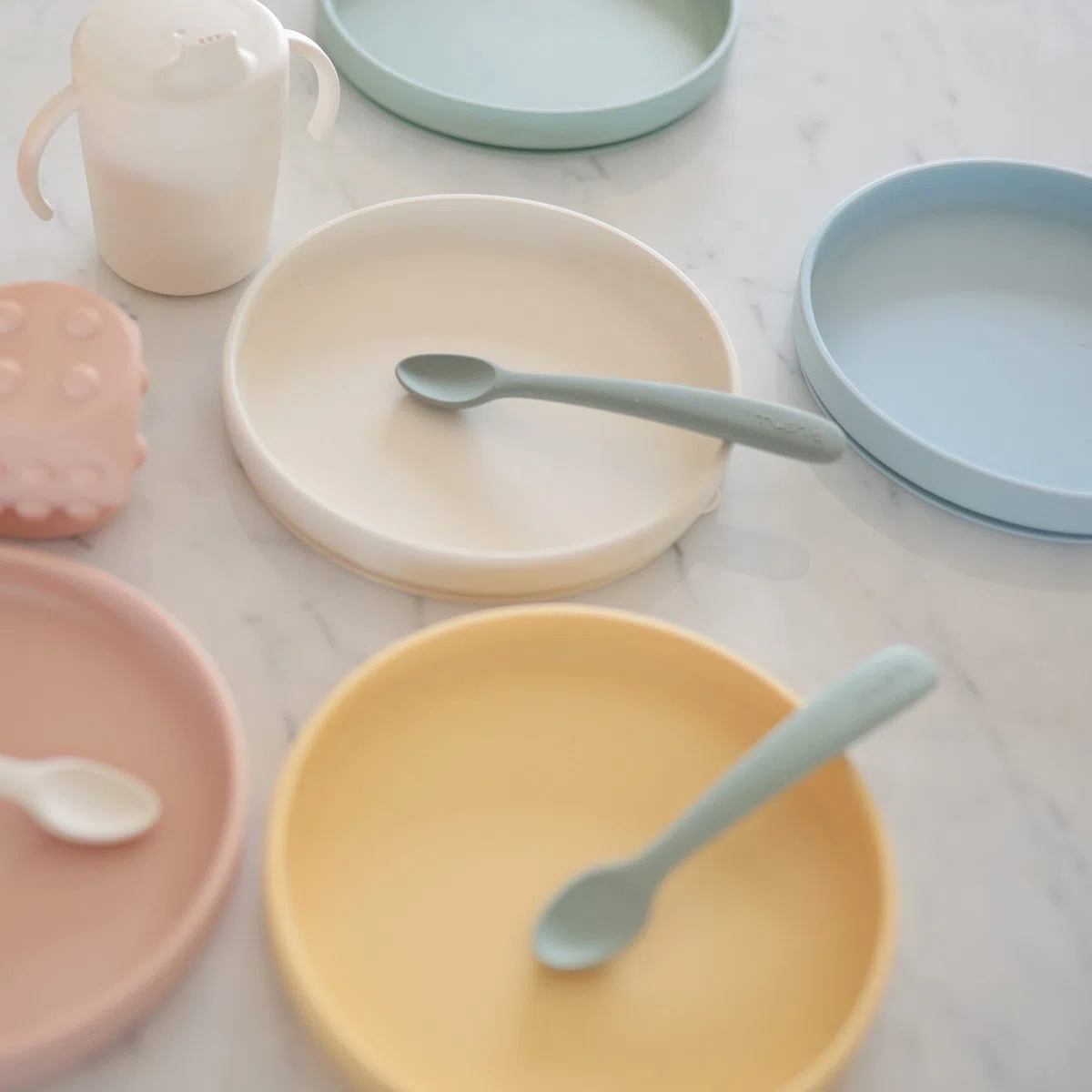 mushie Piatto per bambini con ventosa antiscivolo | Senza BPA | Lavabile in lavastoviglie | Sicuri e di Alta Qualità | Per bambini, Ragazzi e Ragazze | Versione Classica | Powder Blue
