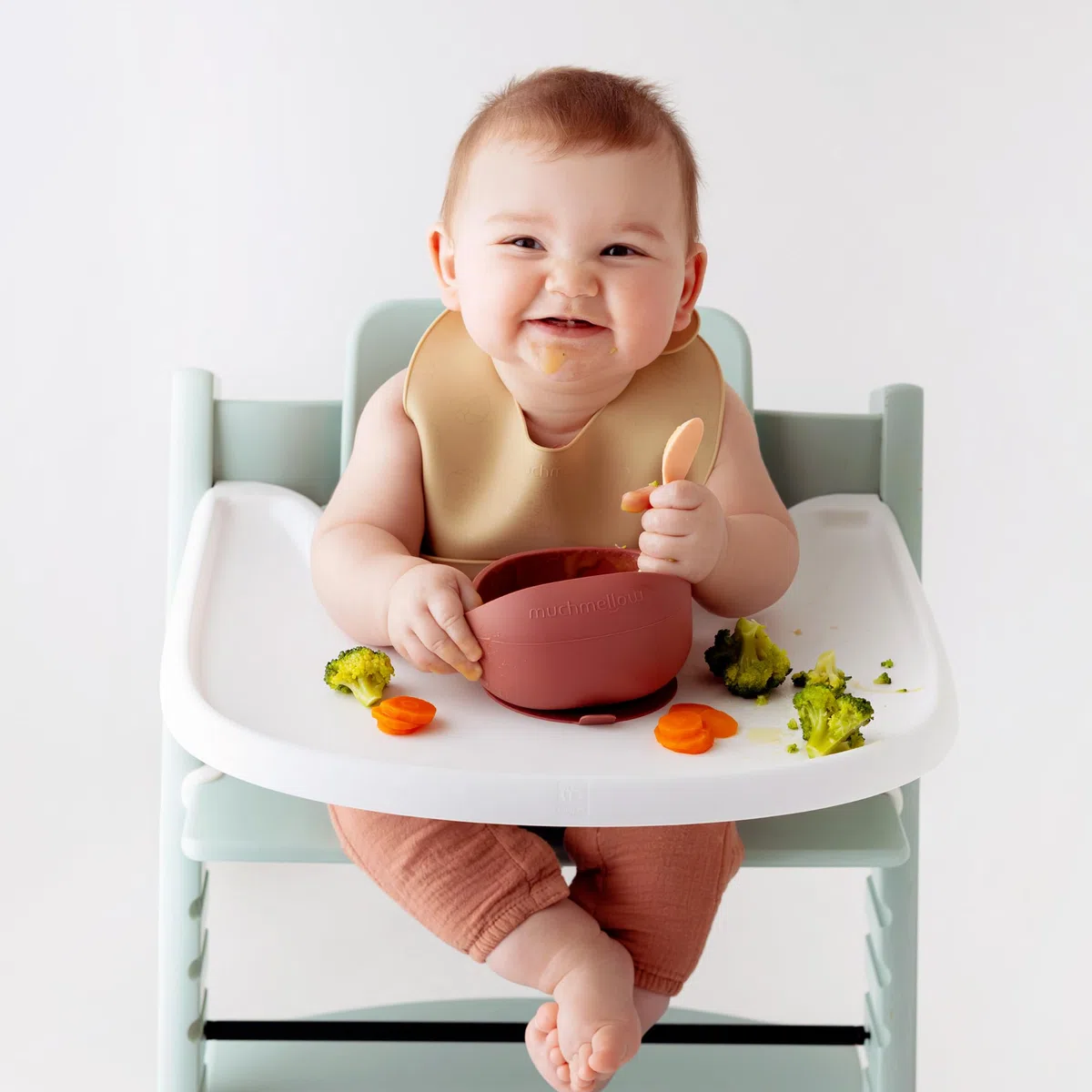 Muchmellow - Set Pappa Silicone MADE IN ITALY 3 pezzi, Ciotola con Ventosa Anticaduta, Cucchiaio, Bavaglino Regolabile, Svezzamento, Plastic Free, BPA Free, Lavabile Lavastoviglie (Verde)