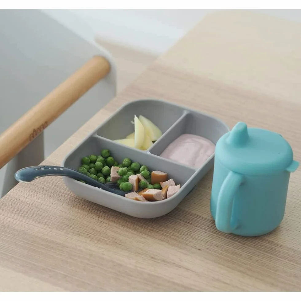 Béaba, Set Pasti per Bambini in Silicone, 3 Pezzi, Piatto Diviso + Tazza + Cucchiaio, Silicone Sano e Durevole, Lavabile in Lavastoviglie, Adatto a Microonde, Blu