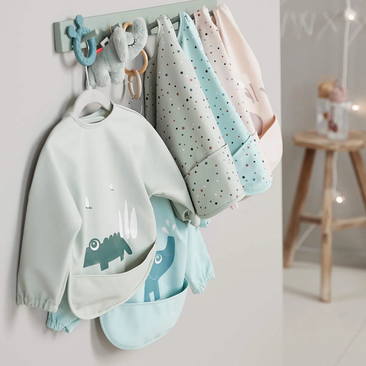 Done by Deer Bavaglino con maniche tascabili, impermeabile, regolabile e facile da pulire, per neonati e bambini