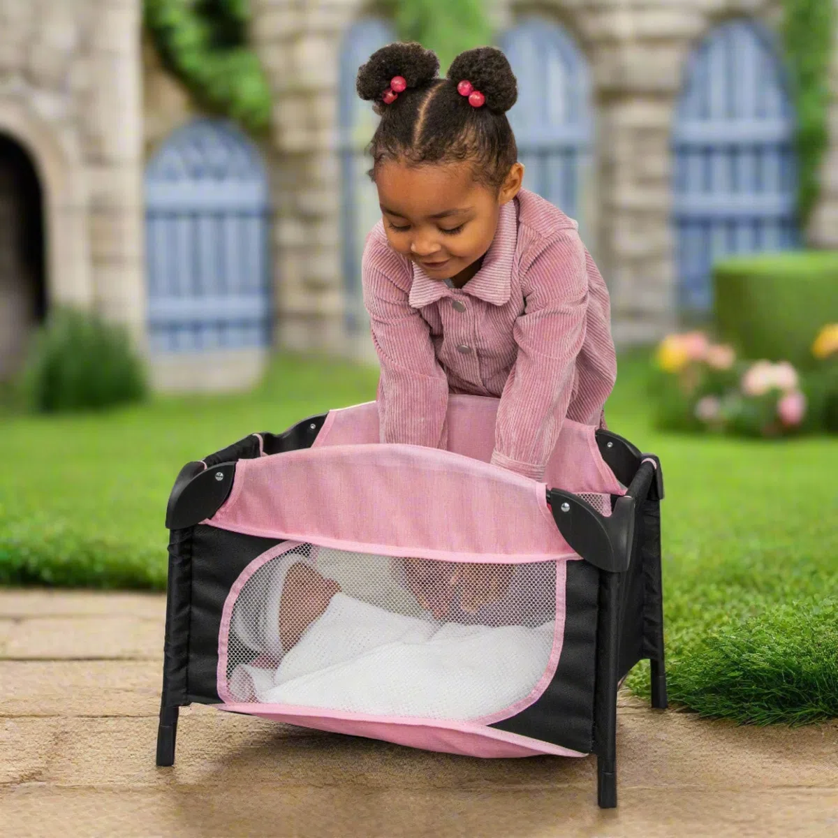 Joie Junior Sleep & Dream Lettino da Viaggio Giocattolo per Asilo in Rosa e Nero | Fasciatoio Staccabile e Barra di Gioco | Culla Leggera da Viaggio per Bambole per Bambini dai 3+ Anni.