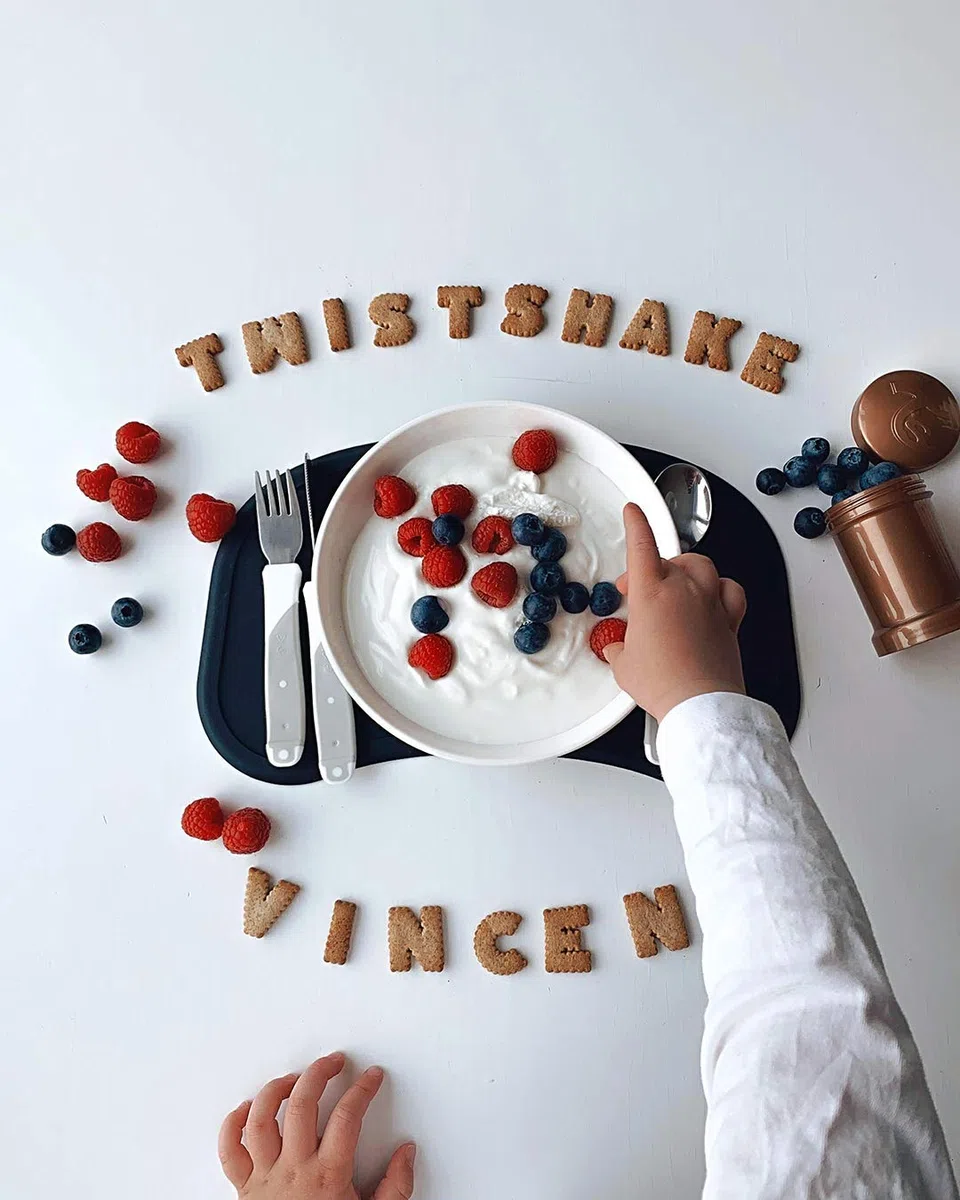 Twistshake Posate Bambini Acciaio Inox 12+ Mesi | Cucchiaio + Forchetta + Coltello | Set Svezzamento Educativo | Posate Apprendimento Neonati | Senza BPA | Bianco