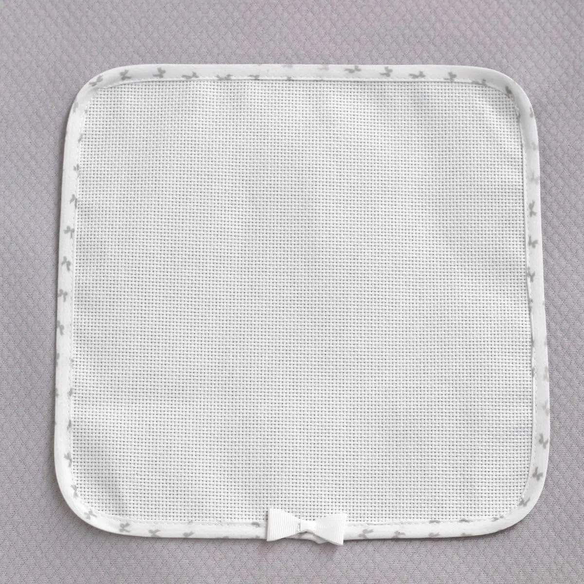 La Chiocciolina Copertina Lettino Punto Croce – Tessuto Interlock Rombetto Grigio con Inserto in Tela Aida 55 Fori da Ricamare – Coperta Primaverile per Neonato e Bambino