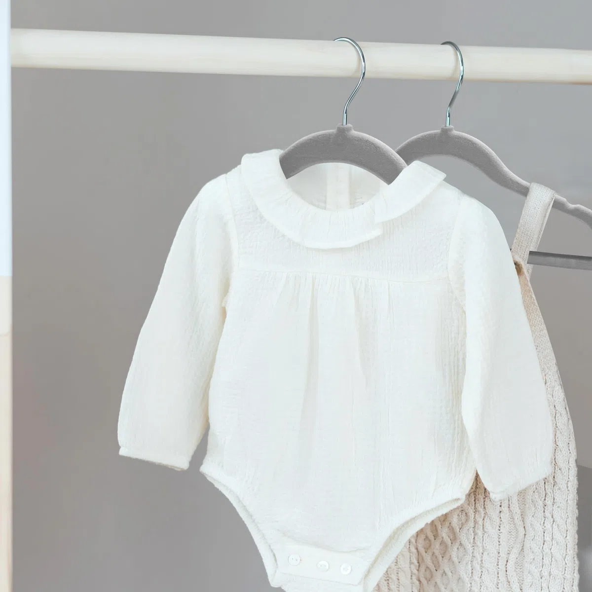 KEPLIN set di 20 Grucce in velluto per bambini con 7 divisori - Grucce per neonati e bambini fino a 24 mesi, antiscivolo e salvaspazio (Grigio)